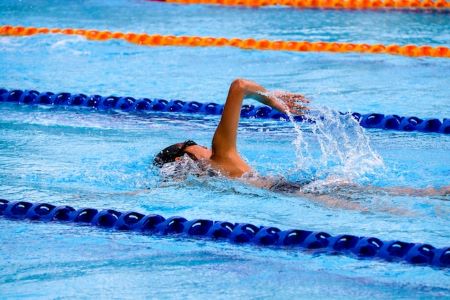 Zwemmen is een activiteit die je kunt doen als je een zweepslag hebt